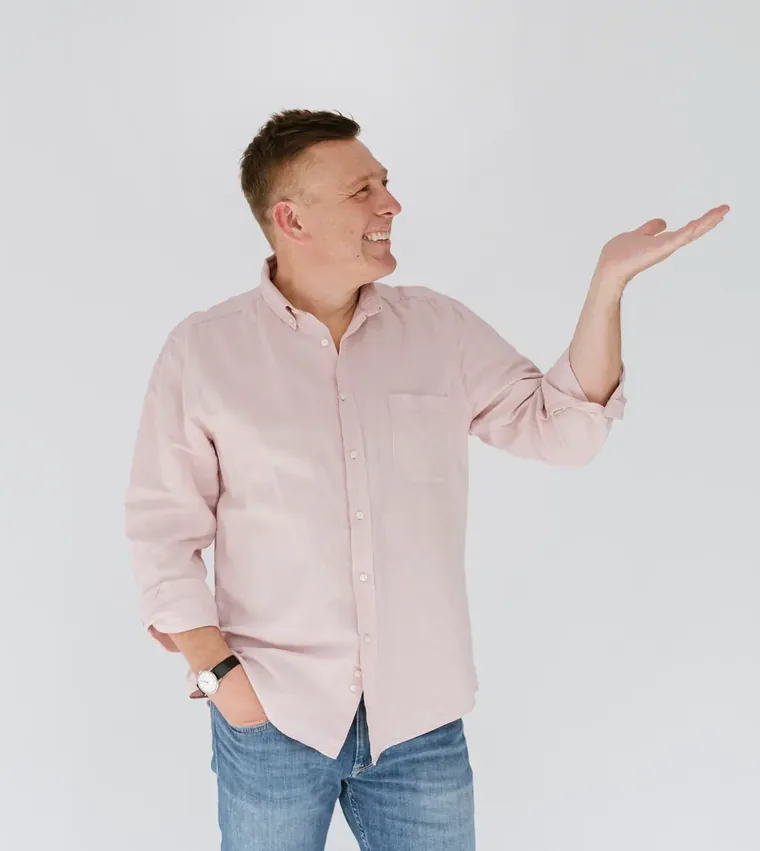 Marcin Szkolnicki - zdjęcie na jasnym tle